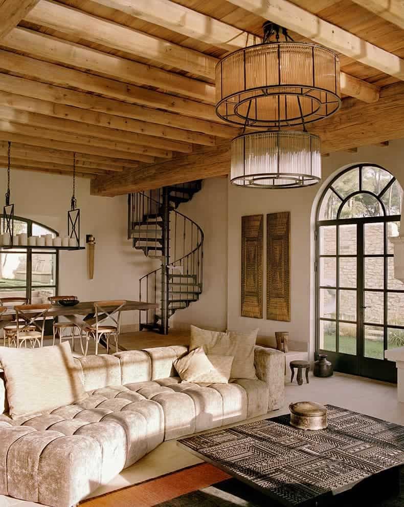 Maison Mahistre — salon avec poutres et escalier